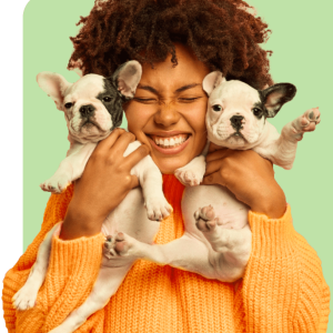 Tierhalterin mit zwei Hunden